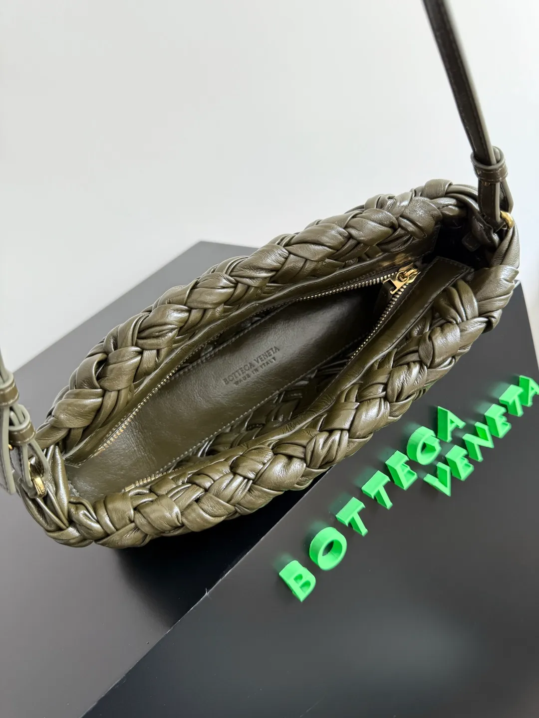 Batch 2560 BottegaVeneta's latest Kalimero cha cha fashionable chacha woven handbag, a solid product! This is really not easy to make. The oil-waxed cowhide used requires craftsmen with more than 10 years of experience to produce the effect. The hand-knitting process is very difficult and time-consuming. It is a very heavy-duty product. It has a unique texture and is worth buying. The length of the shoulder straps is also perfectly adjustable. Style number: 785780 Size: 28.5*15*6cm
